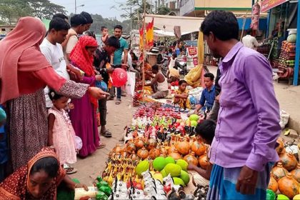 হবিগঞ্জ প্রতিনিধি॥ হবিগঞ্জ জেলার শায়েস্তাগঞ্জ পৌর শহরের পুরানবাজারে অনুষ্ঠিত হয়েছে ঐতিহ্যবাহী বান্নি মেলা। প্রতি বছরের ন্যায় এবারও এই মেলাকে ঘিরে পুরো এলাকা জুড়েই সৃষ্টি হয় উৎসবমুখর পরিবেশ।