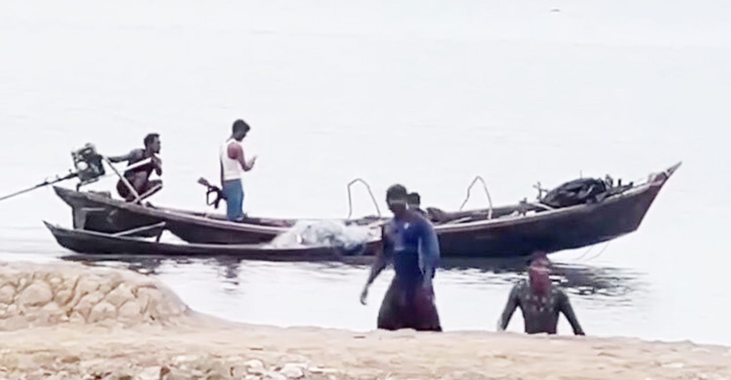 জেলেদের লক্ষ্য করে গুলিবর্ষণ