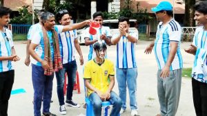 ব্রাজিলের সমর্থন ছেড়ে এক মণ দুধ দিয়ে গোসল