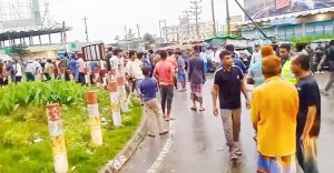 ট্রাকচাপায় সিএনজিচালক নিহতের প্রতিবাদে মহাসড়ক অবরোধ