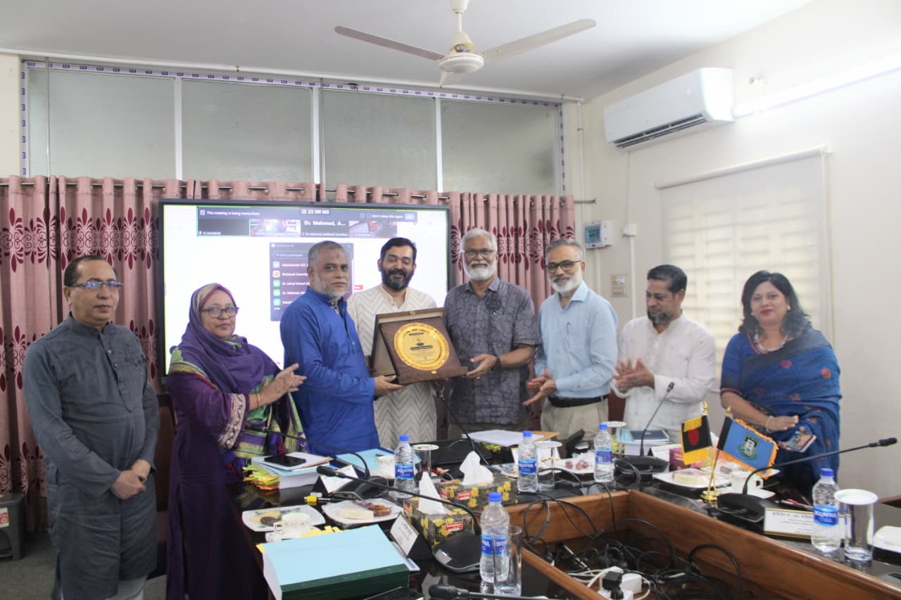 গ্রন্থাগারে হুইপ জি কে গউছের ৫ লাখ টাকা অনুদান ঘোষণা