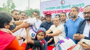 বন্যাদুর্গত ২০০ পরিবারের মাঝে রেড ক্রিসেন্ট সোসাইটির ত্রাণ বিতরণ