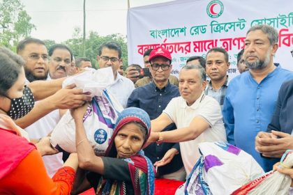 বন্যাদুর্গত ২০০ পরিবারের মাঝে রেড ক্রিসেন্ট সোসাইটির ত্রাণ বিতরণ