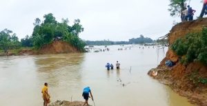 বন্যার পানি কমতে শুরু করলেও মানুষের দুর্ভোগ কমেনি