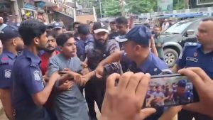 বৈছাআ নেতা মাহাদীকে টেনেহিঁচড়ে থানায় নিল পুলিশ