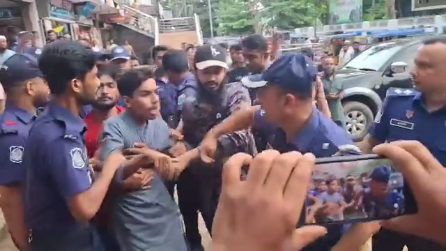 বৈছাআ নেতা মাহাদীকে টেনেহিঁচড়ে থানায় নিল পুলিশ