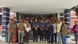 হবিগঞ্জে ৮ লাখ ৬১ হাজার টাকা ও ৩১ মোবাইল উদ্ধার করে হস্তান্তর