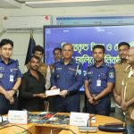 হবিগঞ্জে ৮ লাখ ৬১ হাজার টাকা ও ৩১ মোবাইল উদ্ধার করে হস্তান্তর