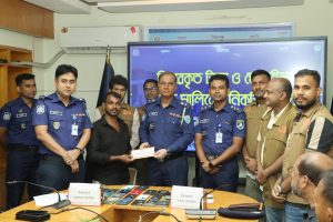 হবিগঞ্জে ৮ লাখ ৬১ হাজার টাকা ও ৩১ মোবাইল উদ্ধার করে হস্তান্তর