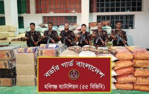 ৫৫ বিজিবির অভিযানে আসামীসহ মাদকদ্রব্য ও ভারতীয় পণ্য জব্দ