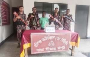 ৫৫ বিজিবির অভিযানে আসামীসহ মাদকদ্রব্য ও ভারতীয় পণ্য জব্দ
