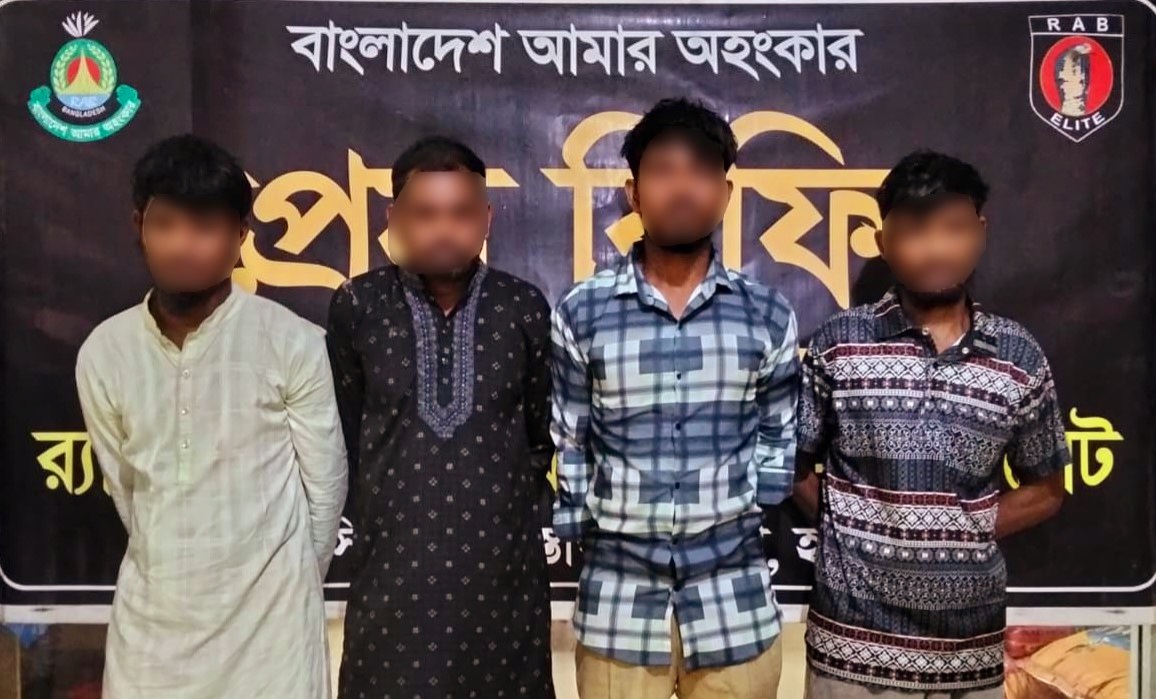 ৫৫ কেজি গাঁজাসহ পিকআপে ৪ মাদক কারবারি গ্রেফতার