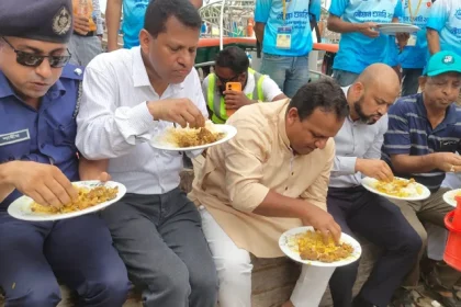 জেলেদের সঙ্গে ট্রলারে খাবার খেয়েছেন প্রতিমন্ত্রী