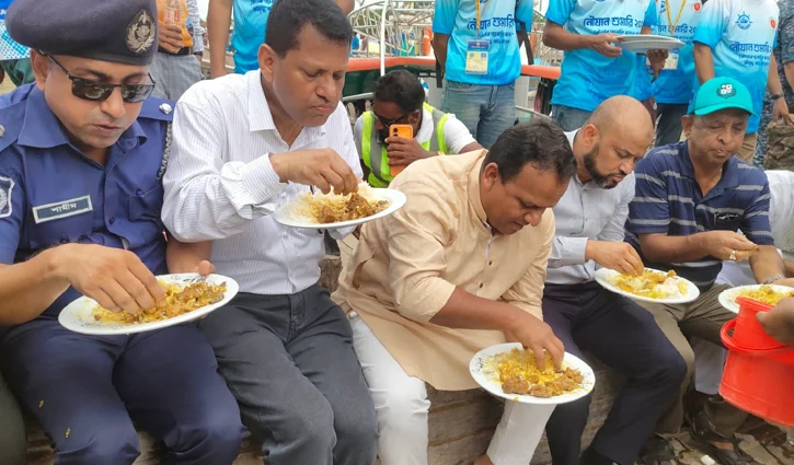 জেলেদের সঙ্গে ট্রলারে খাবার খেয়েছেন প্রতিমন্ত্রী