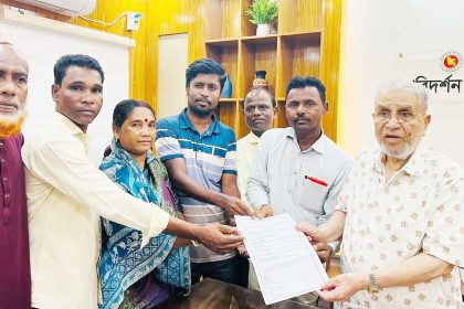 হবিগঞ্জের চা শ্রমিকরা নিজেদের ভাষাসহ ছয় দফা দাবি জানিয়েছেন