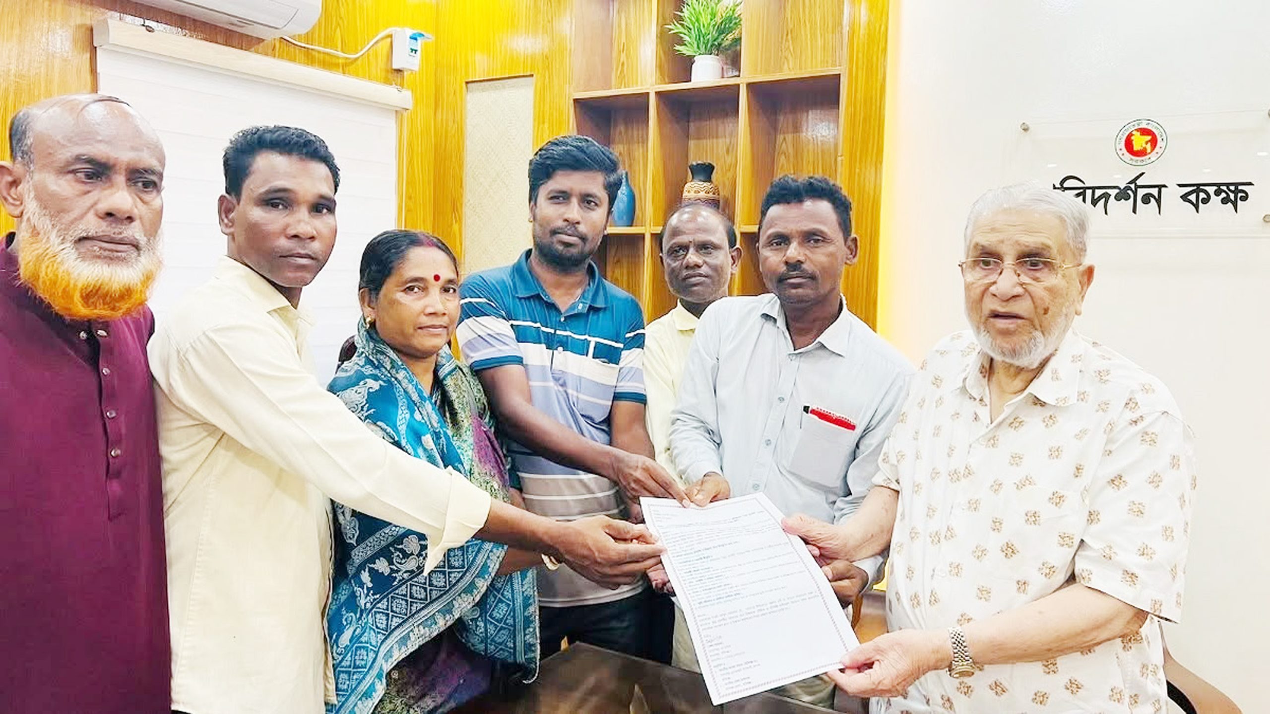 হবিগঞ্জের চা শ্রমিকরা নিজেদের ভাষাসহ ছয় দফা দাবি জানিয়েছেন