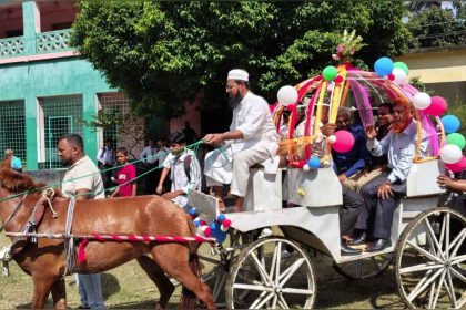 ব্যতিক্রমী আয়োজনে প্রিয় শিক্ষককে বিদায়