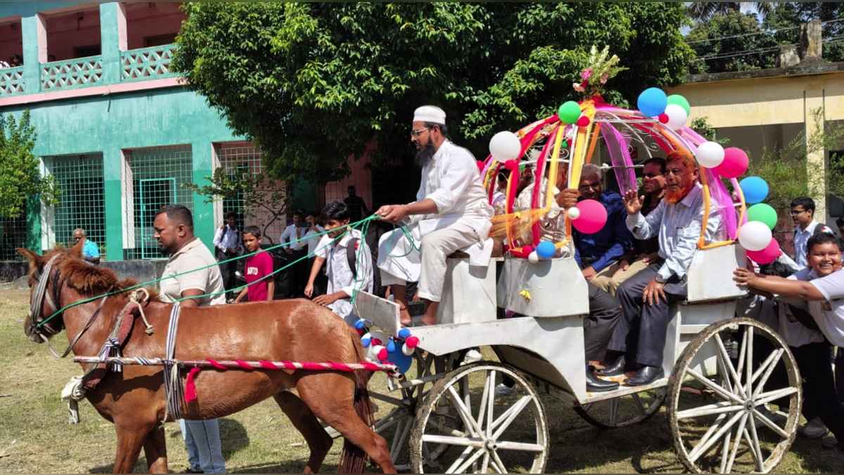 ব্যতিক্রমী আয়োজনে প্রিয় শিক্ষককে বিদায়