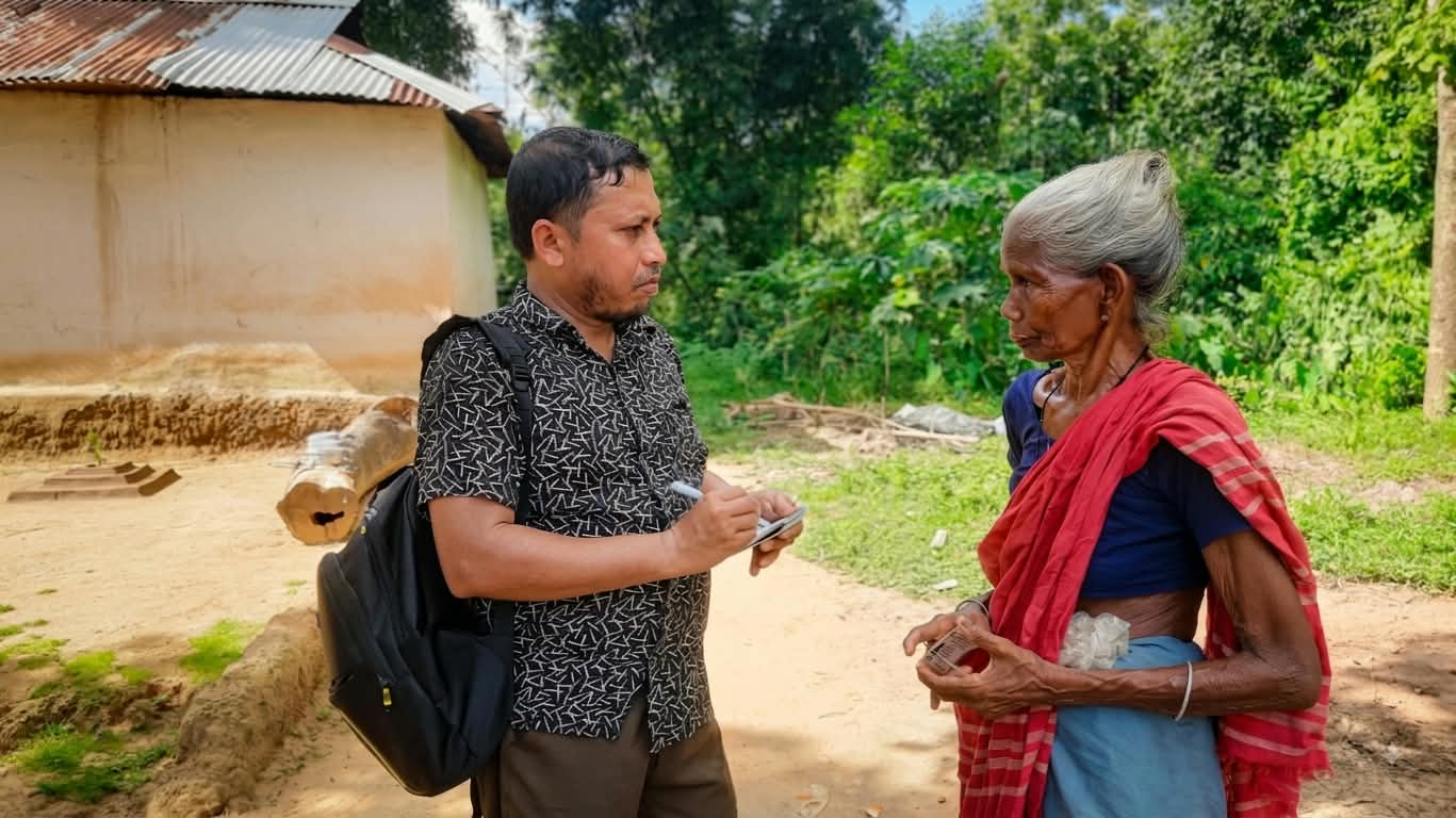 ভাতার কার্ডের আশায় ৭৫ বছরের অমলা মুন্ডা