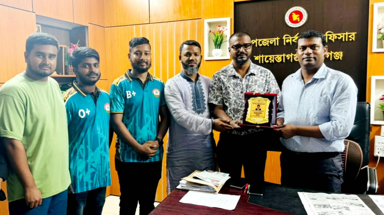 শায়েস্তাগঞ্জে মানব কল্যাণ পরিষদের পক্ষ থেকে ইউএনওকে সম্মাননা