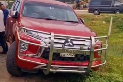 ইউএনওর সরকারি গাড়িতে কাভার্ডভ্যানের ধাক্কা