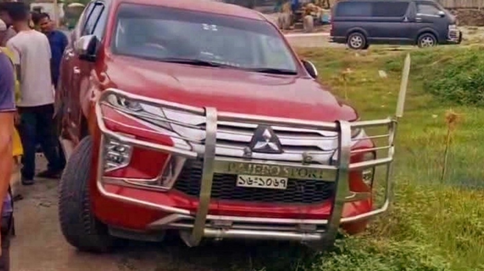 ইউএনওর সরকারি গাড়িতে কাভার্ডভ্যানের ধাক্কা