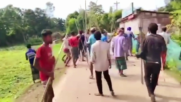 গোসলের ছবি তোলাকে কেন্দ্র করে সংঘর্ষে আহত ৫০
