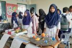 বিজ্ঞান মেলায় সাদিকার হাতে ছোট্ট সৌরজগত