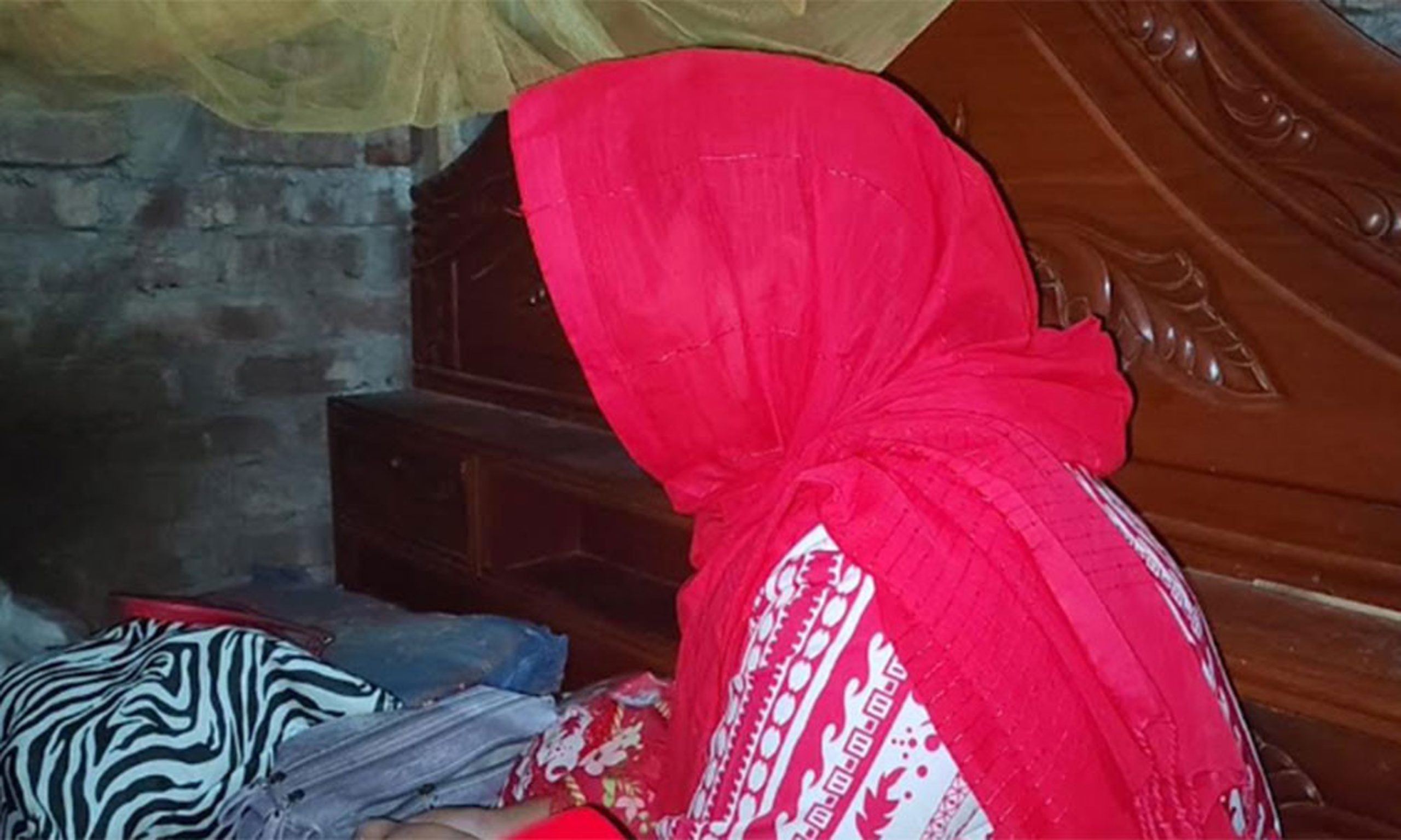 বিয়ের দাবিতে সিভিল জজের বাড়িতে অনশনে স্কুলশিক্ষিকা