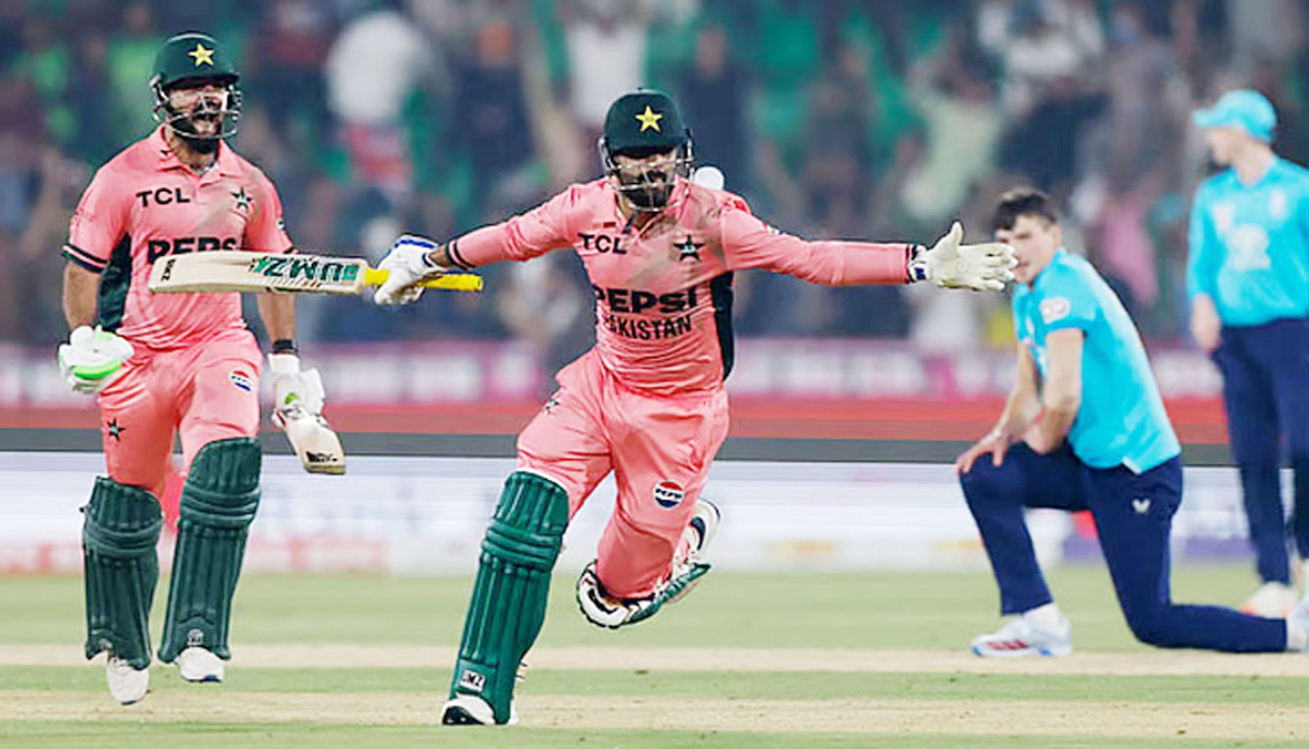 শাদাব খানের ক্যারিয়ারের প্রথম ওয়ানডে সেঞ্চুরি