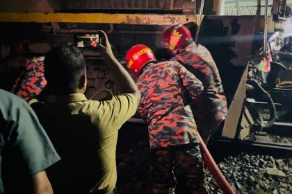 শায়েস্তাগঞ্জে জয়ন্তিকা ট্রেনের ইঞ্জিনে আগুন-আতঙ্কে আহত ১০